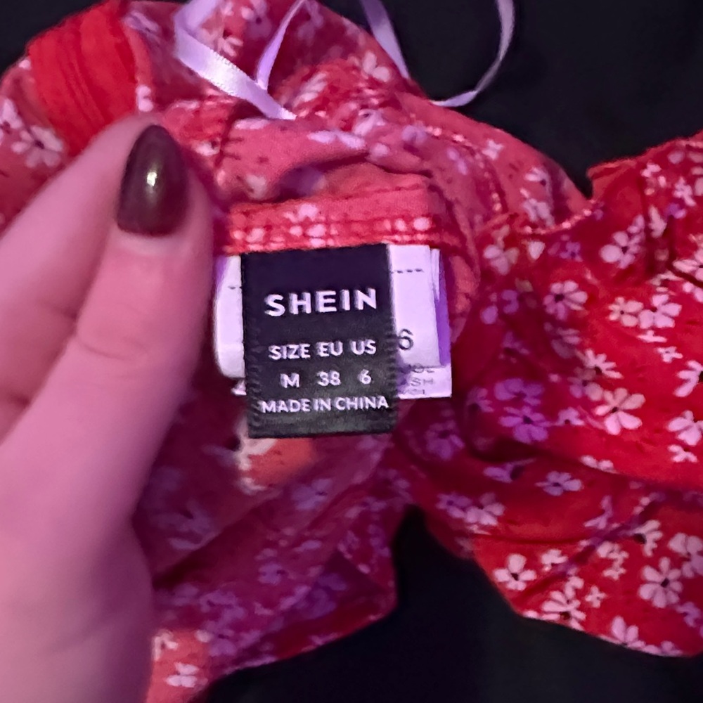 SHEIN Red Puff-Sleeve Floral Crop Top - Picture 2 of 3